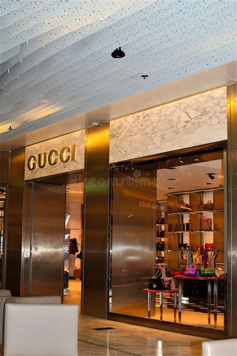 wat kost een gucci tas op schiphol airport|Gucci locations in Schiphol.